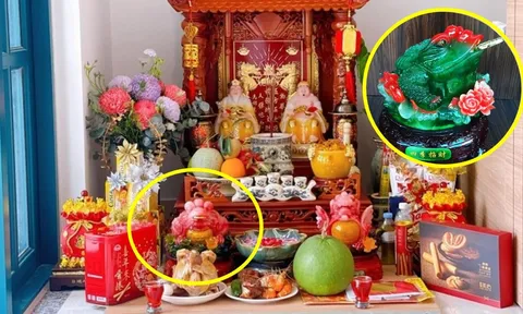 Cóc ngậm tiền đặt bên trái hay bên phải bàn thờ Thần Tài mới đúng?