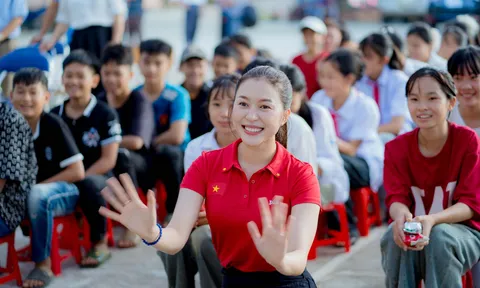 Hoa hậu Kiều Duy vượt 500km đến Điện Biên trao tủ thuốc cho học sinh vùng cao
