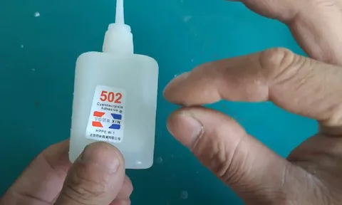 Mẹo gỡ keo 502 (keo con voi) dính vào tay nhẹ nhàng, không đau
