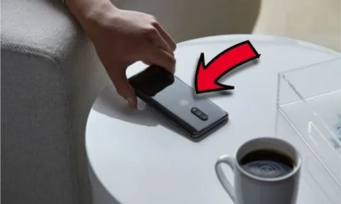 Úp màn hình điện thoại xuống bàn, hành đông nhỏ mang về 5 cái lợi to