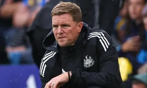 Liverpool là yếu tố khiến mối quan hệ giữa Howe và Isak rạn nứt