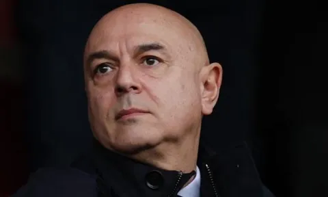 Tottenham hậu Levy: Những thách thức mới gia đình Lewis cần giải quyết
