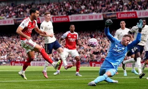 Mikel Merino bỏ lỡ cơ hội khó tin, Odegaard chấn thương rời sân sớm