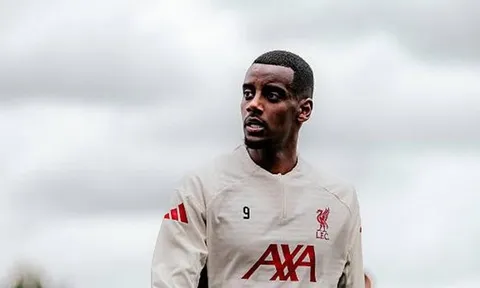 Chạm trán Burnley, Arne Slot úp mở khả năng ra sân của Isak