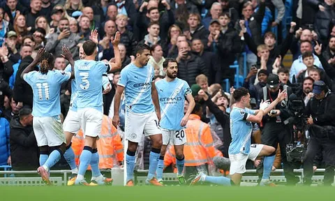 Foden mở tỷ số cho Man City trước MU, Gary Neville khen ngợi Doku