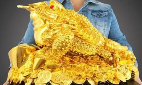 Cách đặt cóc ngậm tiền trên bàn thờ Thần Tài để thu hút tài lộc, may mắn và phú quý