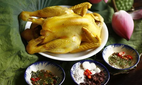 Cách luộc gà không cần nước: Thả 1 chiếc thìa vào giữa nồi là xong