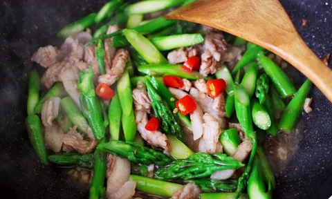 Cách làm món măng tây xào thịt heo ngon, bổ dưỡng đến 'Hoáng đế' cũng phải dùng