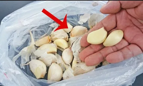 Mẹo bóc vỏ tỏi nhanh nhát, tay không bị bám mùi