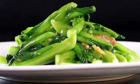 Xào rau đừng chỉ cho muối: Thêm vài giọt này rau xanh mướt, thơm ngon không khéo tay vẫn làm được