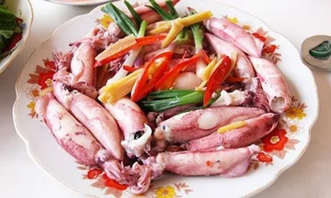 Hấp mực bằng nước là dại: Thả loại đồ uống đặc biệt này vào mực hết sạch mùi tanh, thơm ngon đậm vị