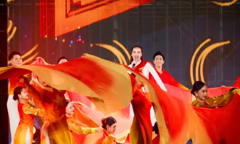 Hồ Ngọc Hà hát ca khúc mới ‘Rực rỡ Việt Nam tôi’  tại concert ‘Tôi yêu Tổ quốc tôi’