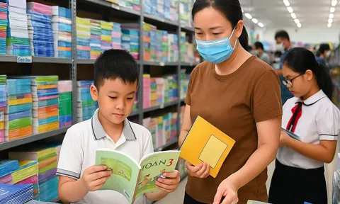 Từ năm 2026, học sinh cả nước sẽ học chung một bộ sách giáo khoa: Giảm gánh nặng, tăng công bằng