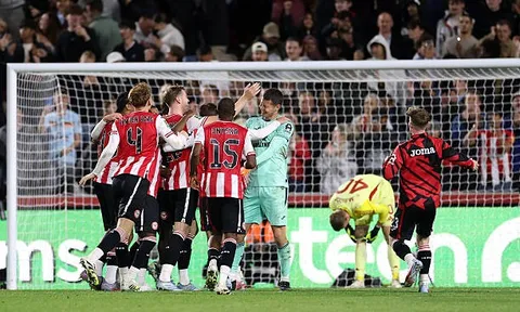 Emiliano Martinez vắng mặt, Aston Villa gục ngã trước Brentford sau loạt đá luân lưu
