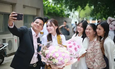 Kiatisuk tươi cười bên ái nữ xinh đẹp trong lễ tốt nghiệp