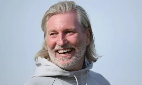 Robbie Savage thay 4 cầu thủ ngay phút đầu tiên của trận đấu