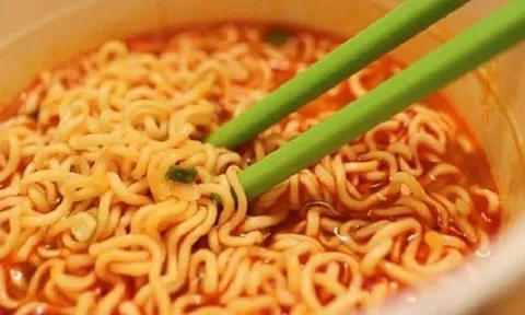 Người phụ nữ ăn mì xong bị đau bụng dữ dội, bác sĩ cảnh báo nấu theo cách này chỉ rước họa vào thân