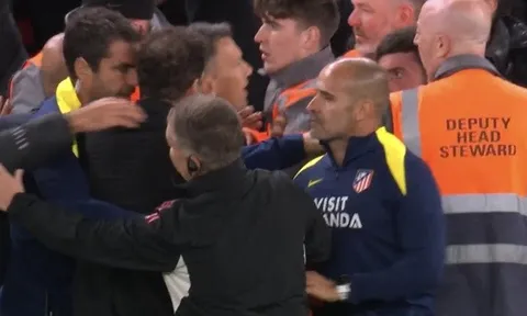 Simeone nhận thẻ đỏ sau pha đánh đầu của Van Dijk