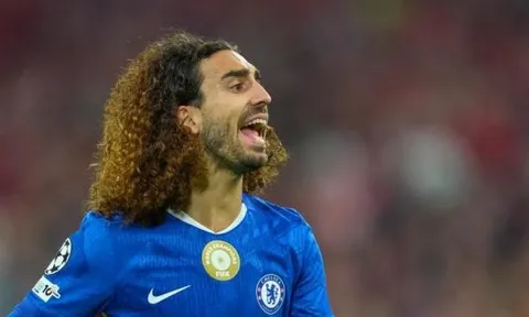 Tại sao Marc Cucurella bị cổ động viên Bayern la ó mỗi khi chạm bóng?