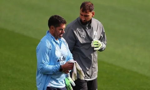 Schmeichel khuyên Donnarumma: "Hãy đến MU, cậu đang ở nhầm CLB"