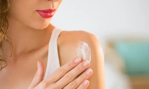 4 thói quen khi tắm khiến da khô ráp mà bạn nên tránh