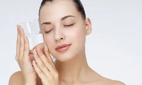 Duy trì 2 thói quen cơ bản này khi ngủ bạn sẽ có làn da trở nên căng bóng, mềm mịn hơn hẳn