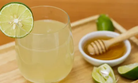 Uống nước chanh ấm trước hay sau bữa sáng mới đúng?