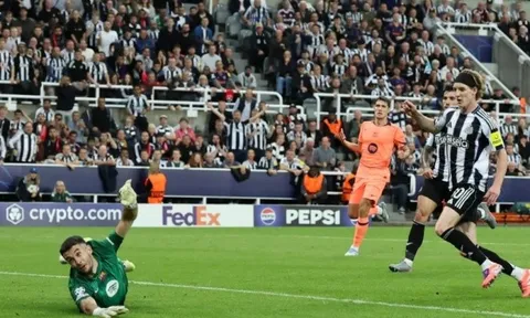 Anthony Gordon không 'mặc vừa' áo số 9 ở Newcastle