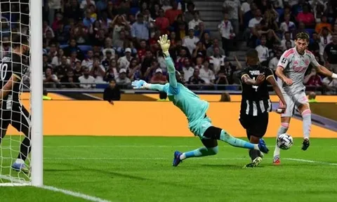 Lyon phả hơi nóng vào gáy PSG
