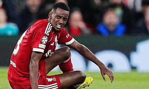 Không phí phòng thay đồ Liverpool sau thương vụ Isak