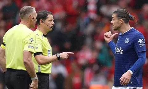 Grealish căng thẳng với trọng tài sau thất bại, Pickford vào cuộc can ngăn