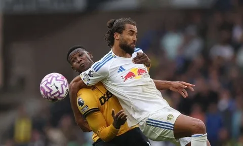 Calvert-Lewin giúp Leeds ngược dòng, Wolves chưa có điểm nào mùa này