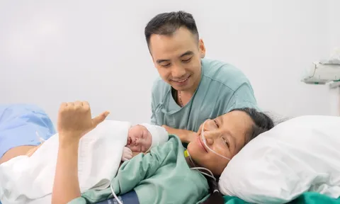 H'Hen Niê chính thức sinh con đầu lòng, công khai luôn giao diện em bé khiến netizen ngỡ ngàng