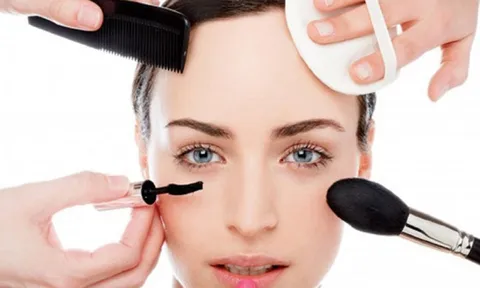 Trang điểm cho da mụn: làm sao vừa đẹp vừa không gây bí da?