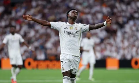 Vinicius ném chai nước xuống đường biên khi bị Xabi thay ra