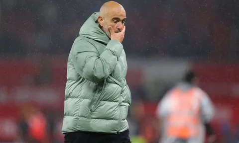 Maresca bị chỉ trích vì quyết định "điên rồ" trong trận thua Man Utd