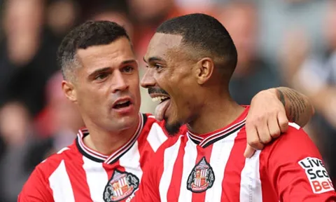 Xhaka kiến tạo, Sunderland giành 1 điểm trong thế thiếu người