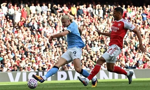 Gary Neville "kinh ngạc" vì pha mở tỷ số của Haaland