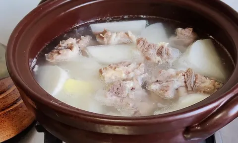 Hầm xương nhớ thêm thứ này, nước trong veo, ngọt thơm