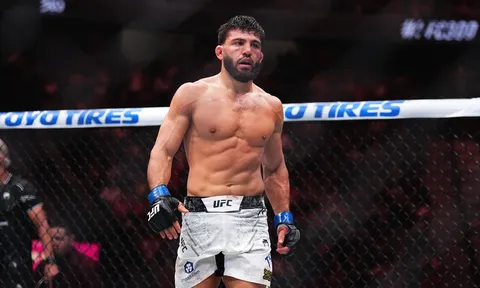 Sức mạnh áp đảo của Arman Tsarukyan: Cựu vương UFC Benson Henderson bất tỉnh trên sàn đấu grappling