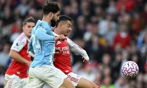 Neville nêu hạn chế nơi Pep, Liverpool là đội hưởng lợi từ trận hòa của Arsenal