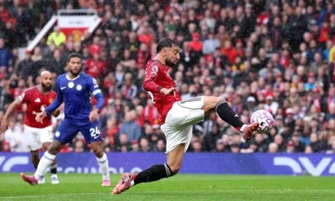 Góc check VAR trận MU 2-1 Chelsea: Fernandes có việt vị; Thẻ đỏ quá nặng tay?