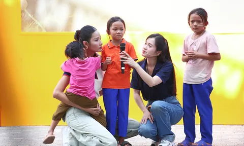 Mái ấm gia đình Việt: Hoàng Thùy bật khóc khi bé gái mất mẹ ôm chặt mình không rời