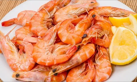 Đừng luộc tôm bằng nước, đầu bếp bật mí bí quyết giúp tôm ngọt thịt, thơm ngon, không hề tanh