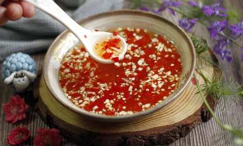 Cách pha nước chấm tỏi ớt nổi đẹp mắt, chấm món nào cũng hợp