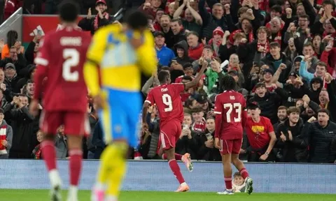 Isak - Ekitike nổ súng, Liverpool đánh bại Southampton ở Carabao Cup