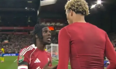 Frimpong bức xúc vì tấm thẻ đỏ ngớ ngẩn của Ekitike