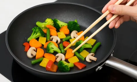 5 loại rau tưởng “lành” nhưng hút dầu như bọt biển: Nấu sai là tăng cả núi calo