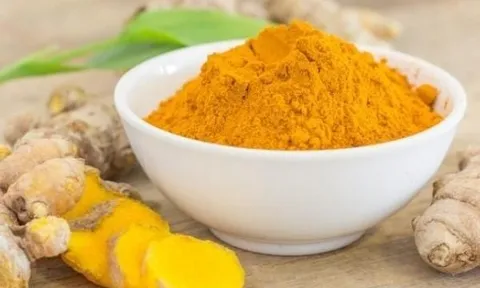 Nghệ kết hợp cùng loại nguyên liệu này giúp đánh bay mụn và hỗ trợ lấy lại làn da láng mịn