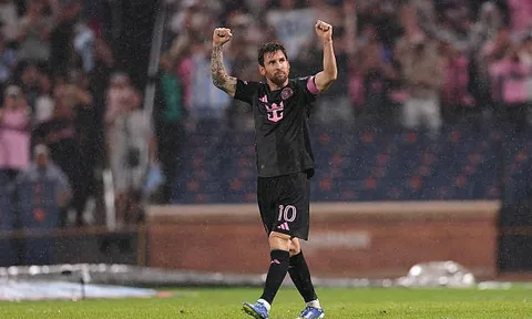 Phản ứng của Mascherano khi Messi nhường Suarez đá phạt đền